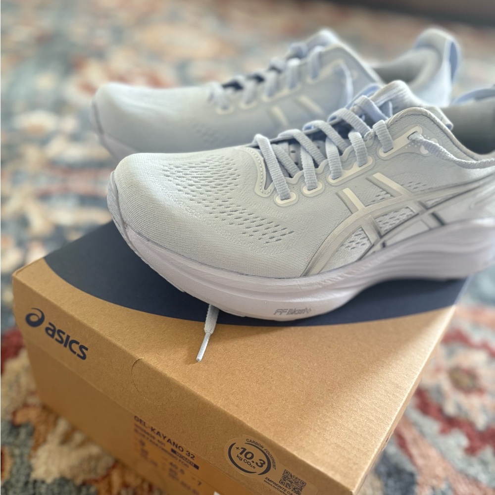 ASICS GEL-kayano 32 size 9 running shoes.  Like new, worn once
